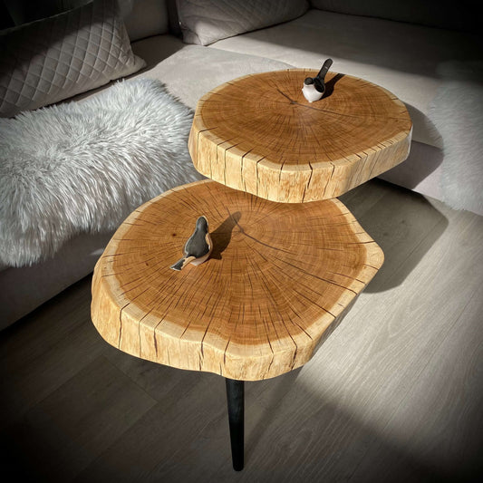 Sett med 2 kaffebord laget av treplater, måler 50/60 cm, med treben.
