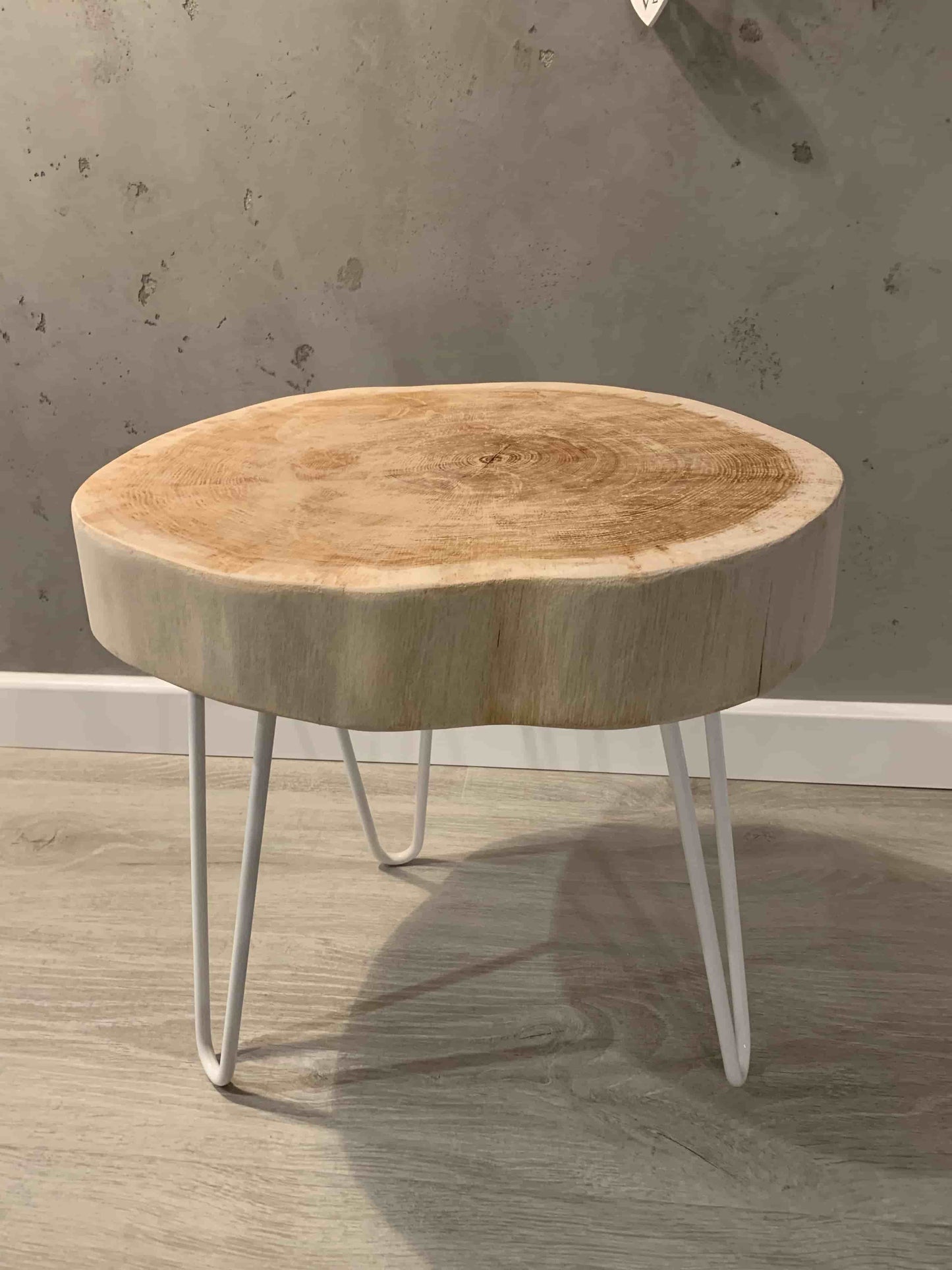 Kaffebord laget av treplate, 50/60 cm, med hvit stålben.
