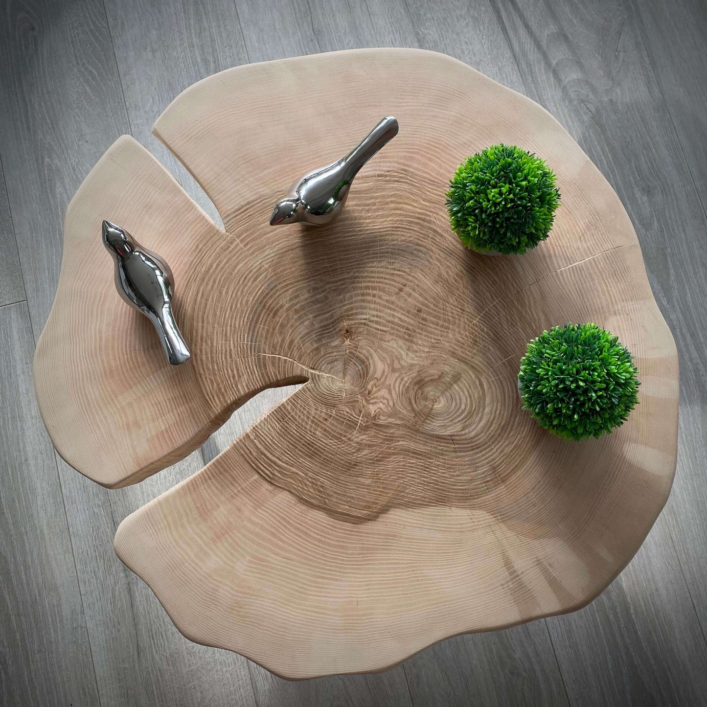Kaffebord laget av treplate, 50/60 cm, med stålben.